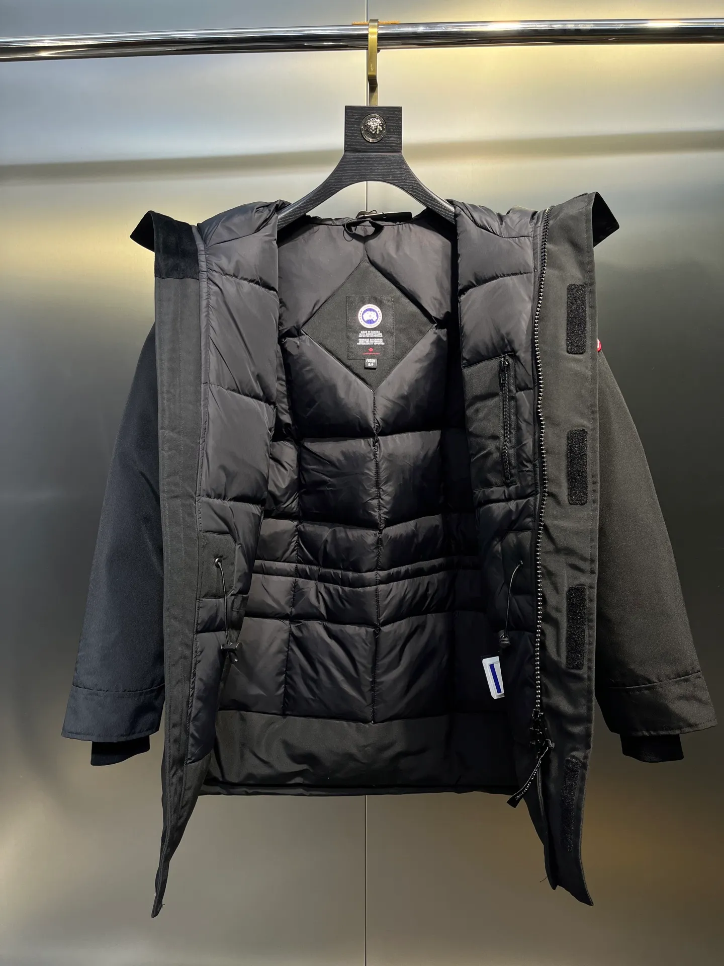 P840 𝘾𝘼𝙉𝘼𝘿𝘼 𝙂𝙊𝙊𝙎𝙀Big Goose 13# The design of Big Goose 13 is simple and elegant, a little longer than the 08 model, more suitable for men and suitable for business people. This down jacket is popular for its simple design, which is not only practical but also has a certain sense of fashion. In terms of applicability, the Daye 13 model provides good thermal insulation performance. Its thermal insulation coefficient is level 5, which can provide enough warmth and is suitable for wearing in cold environments. In addition, the Daye 13 model also has a high cost performance. Compared with other models, it provides a better balance between price and performance, making it more competitive in the market.  size：xs-xxl